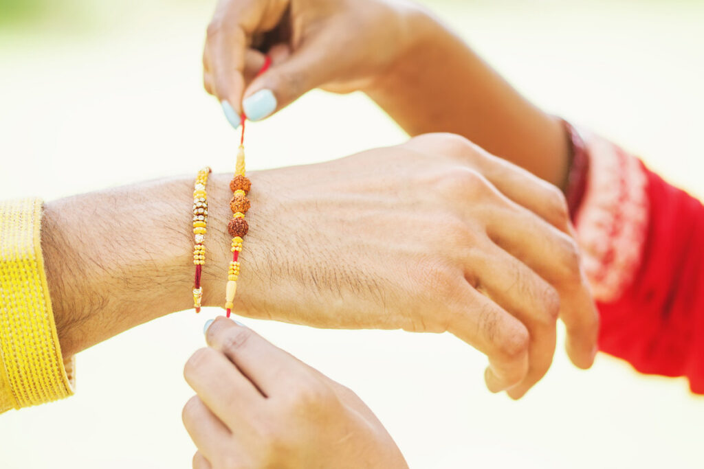 How to tie a rakhi?